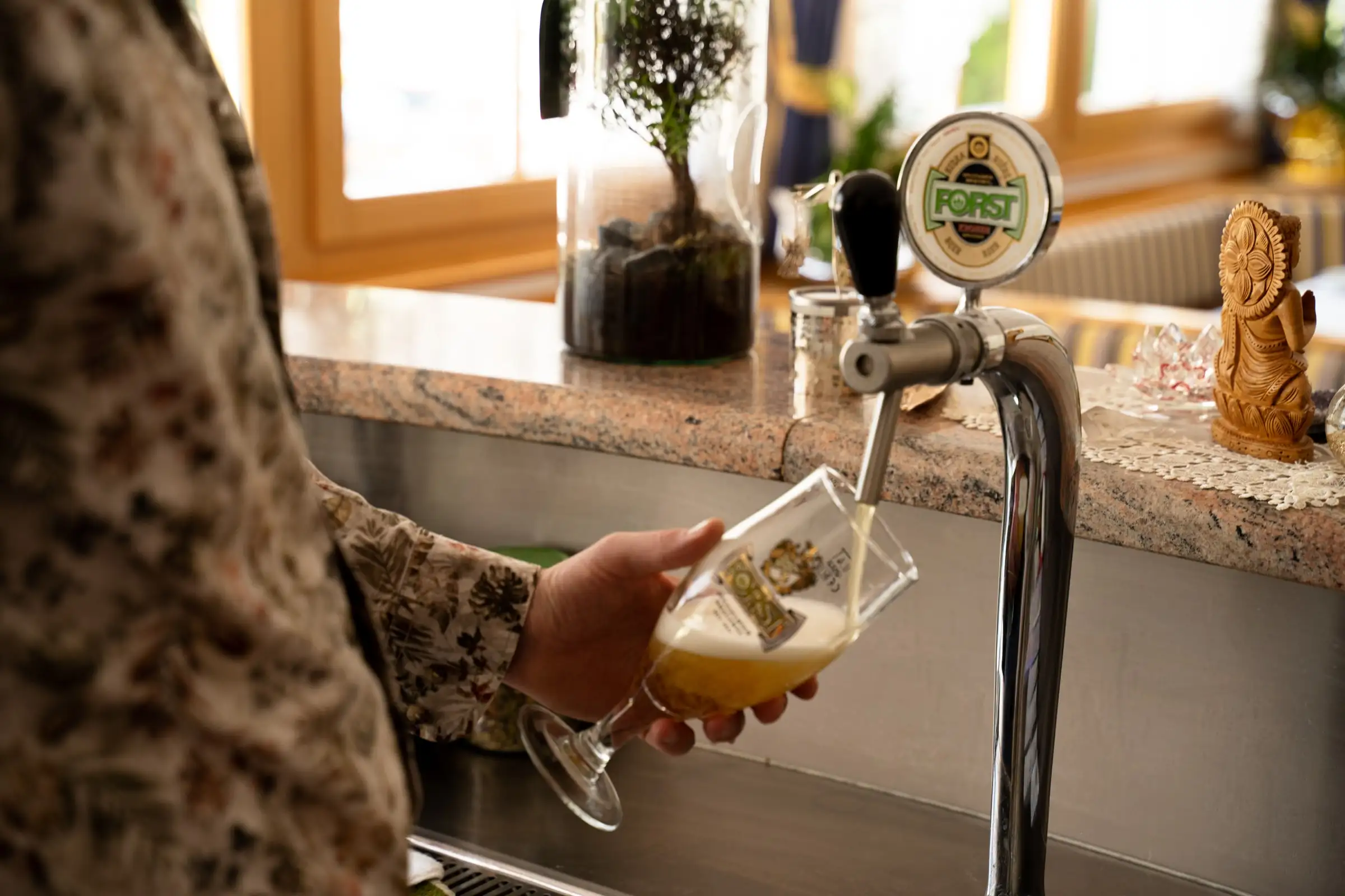 Frisch gezapftes Bier an der Hausbar