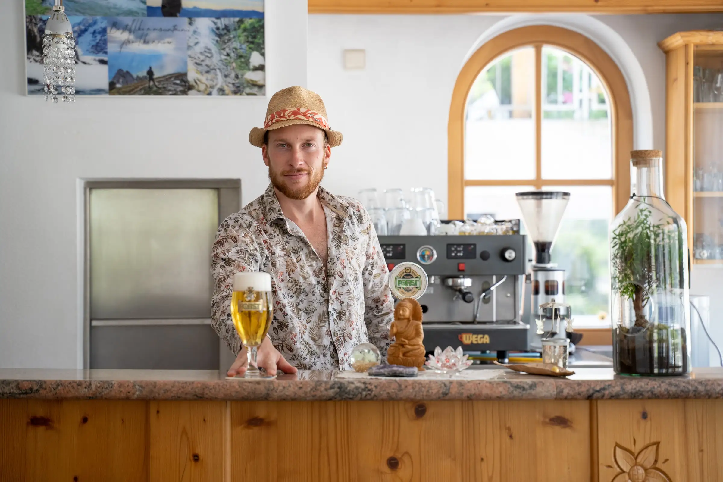Gastgeber an der Hausbar