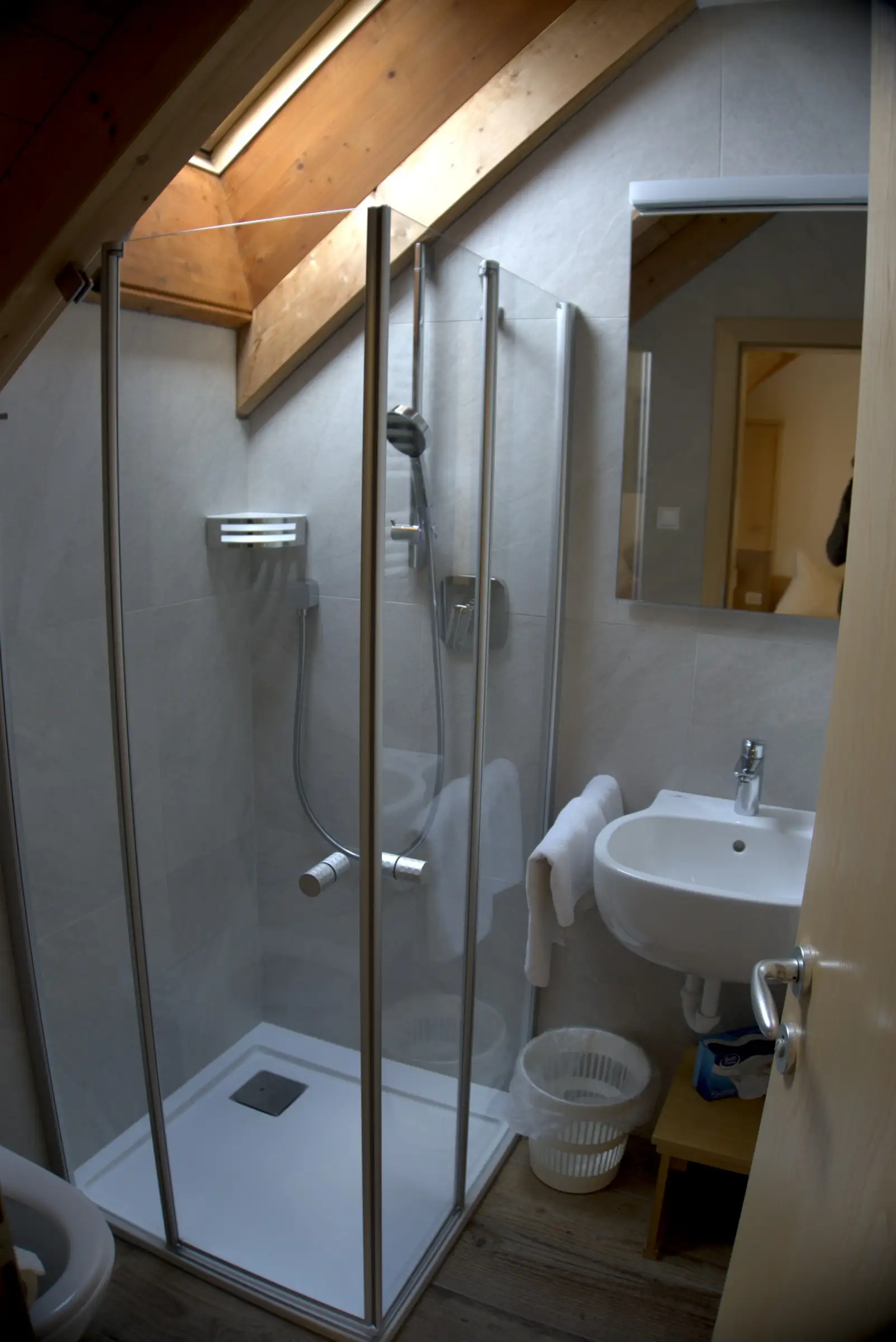 Modernes Bad mit Dusche unter der Dachschräge