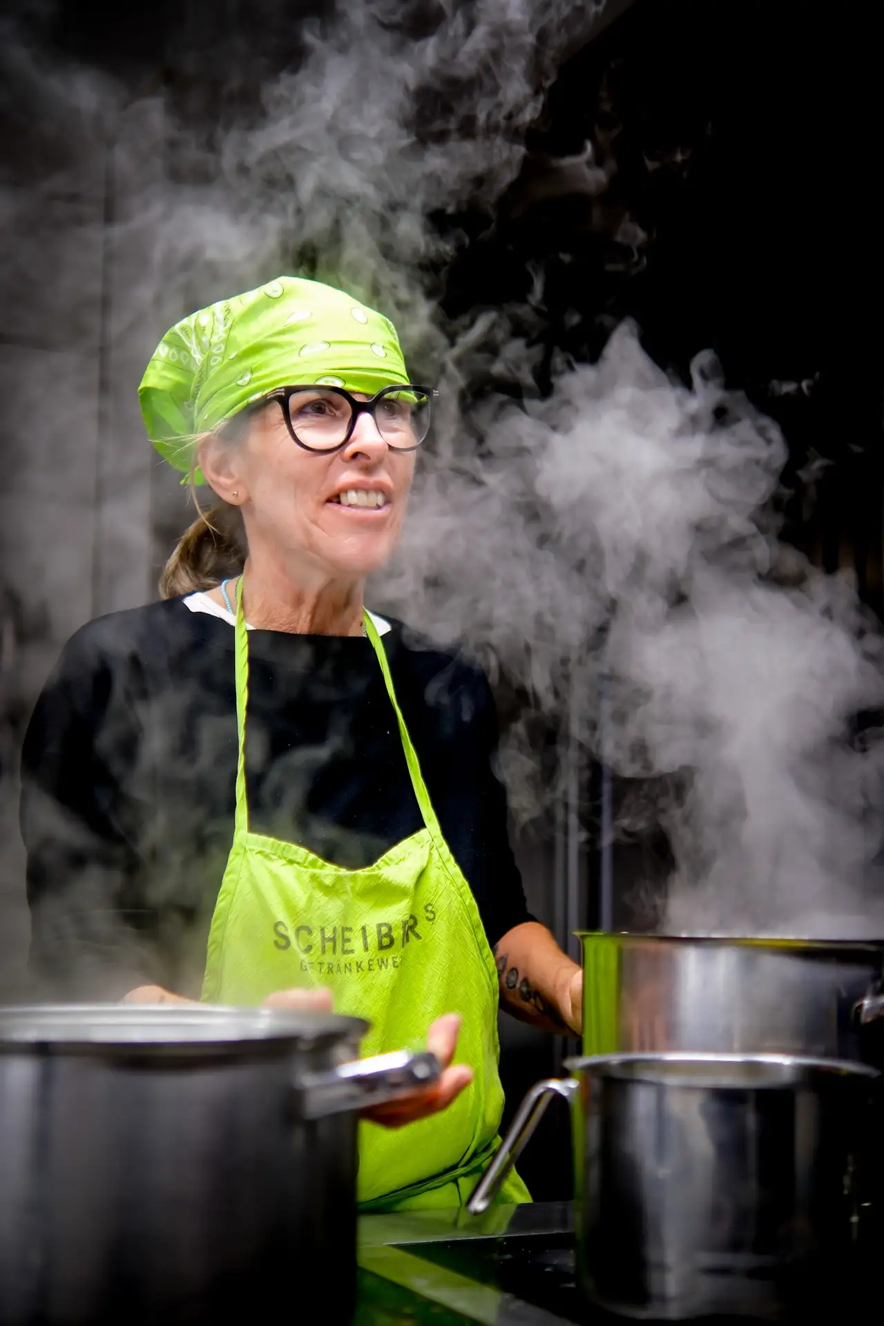 Küchenchefin Edith beim Kochen
