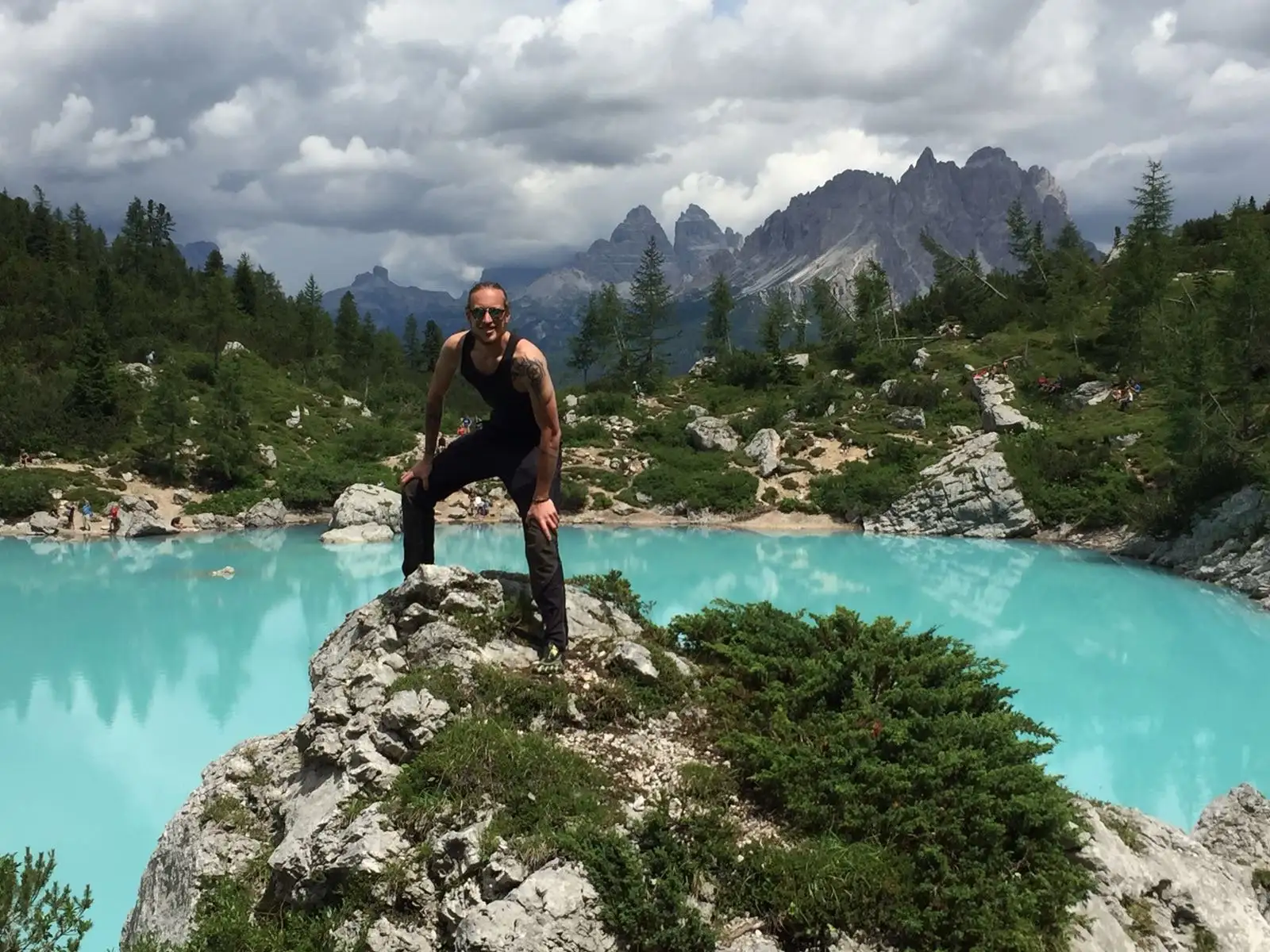 Wanderer am türkisfarbenen Bergsee