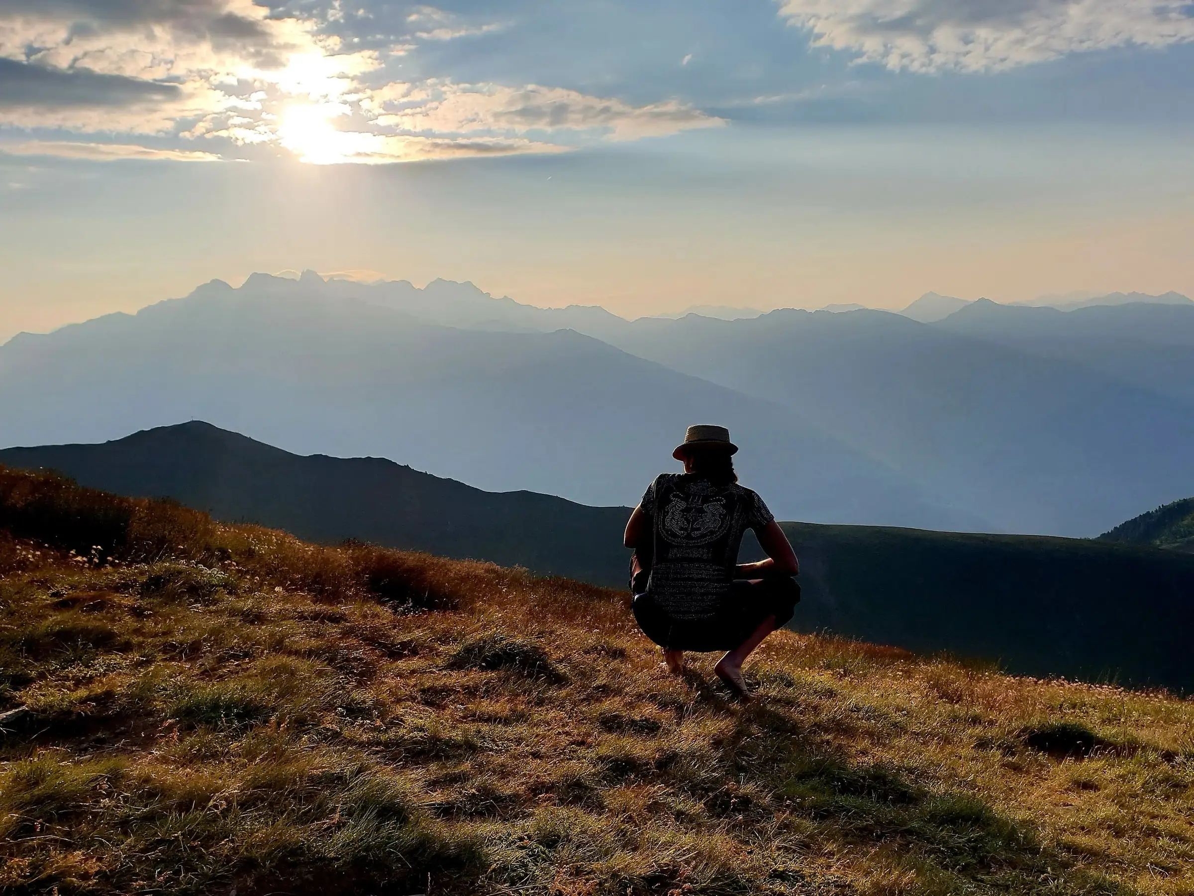 Wanderer genießt den Blick ins Tal