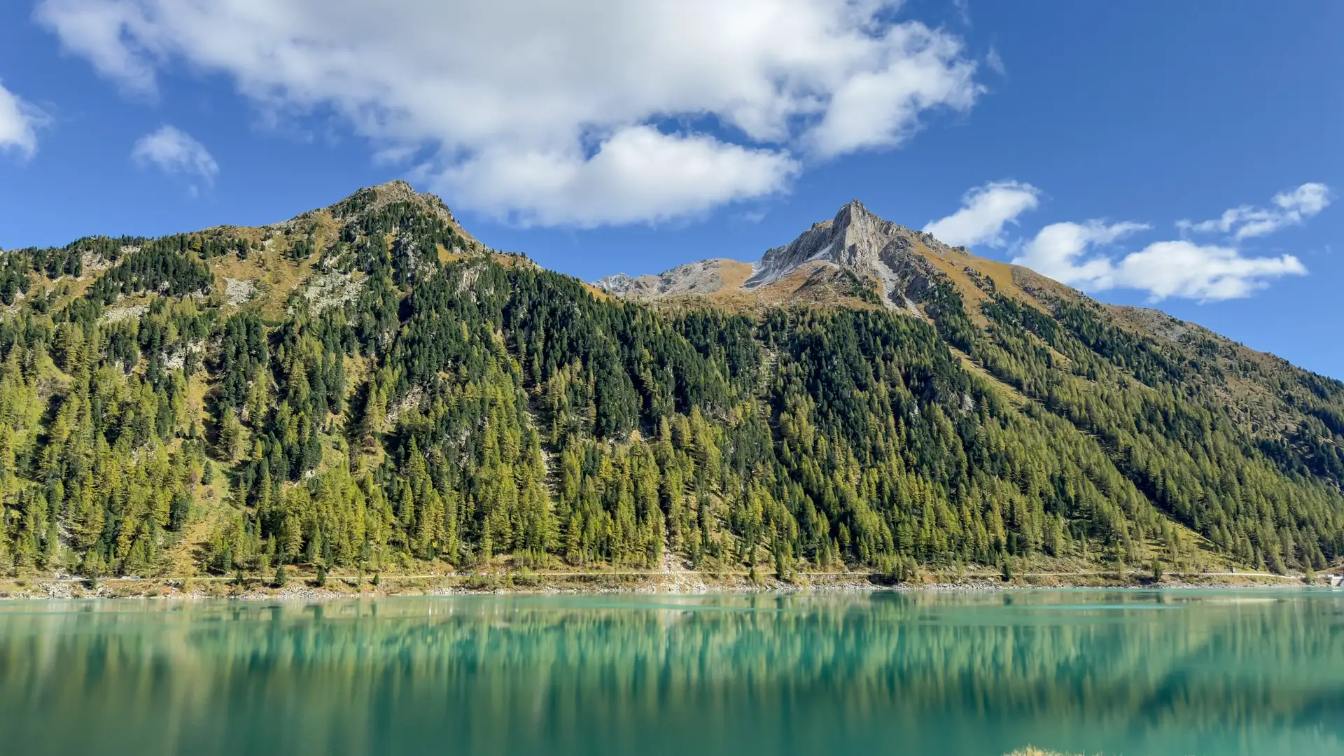 Türkisgrüner Bergsee vor Berggipfeln