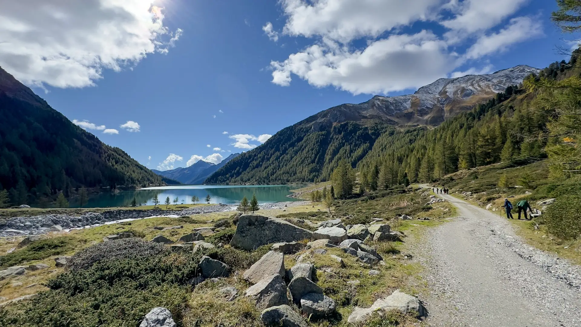 Bergsee im Tal mit Wanderweg