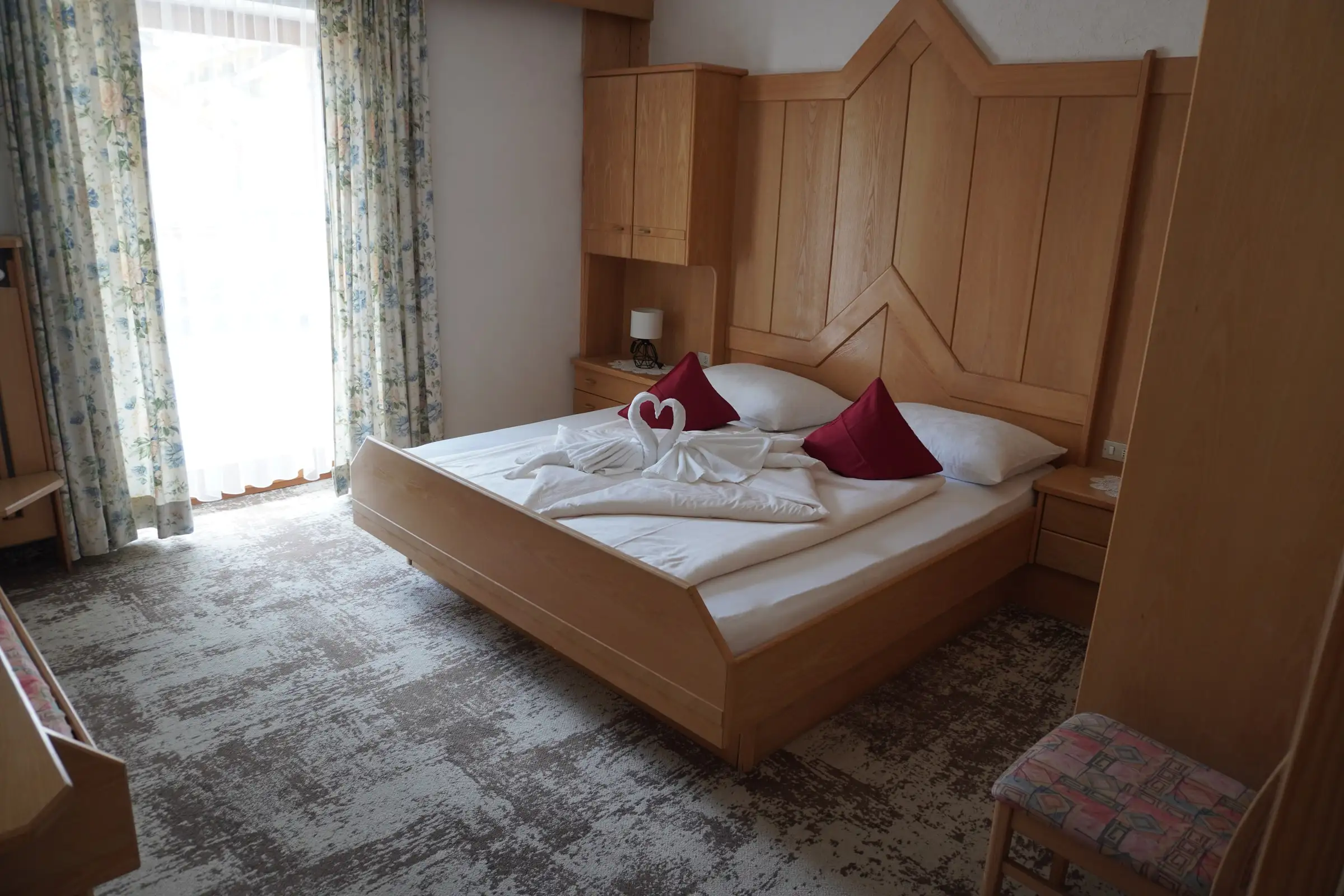 Doppelzimmer mit Holzbett