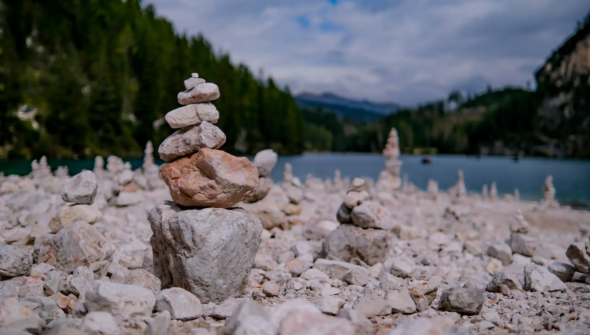 Steinmännchen an einem Bergsee