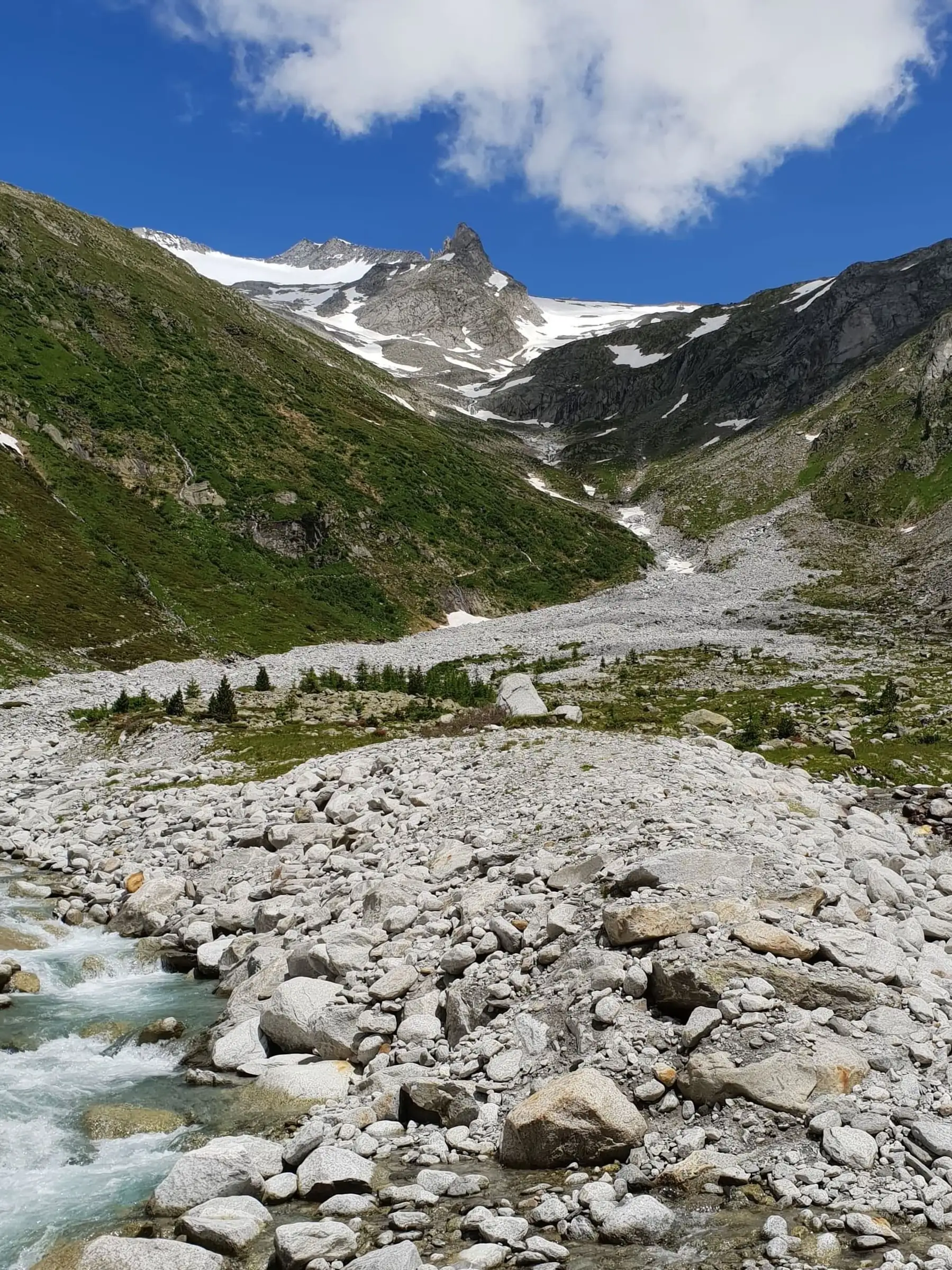 Hochtal mit Geröllfeld